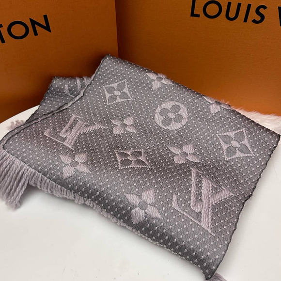 Louis Vuitton Accessories - ❤️❤️✨BRAND NEW ✨❤️Like new Louis Vuitton scarf